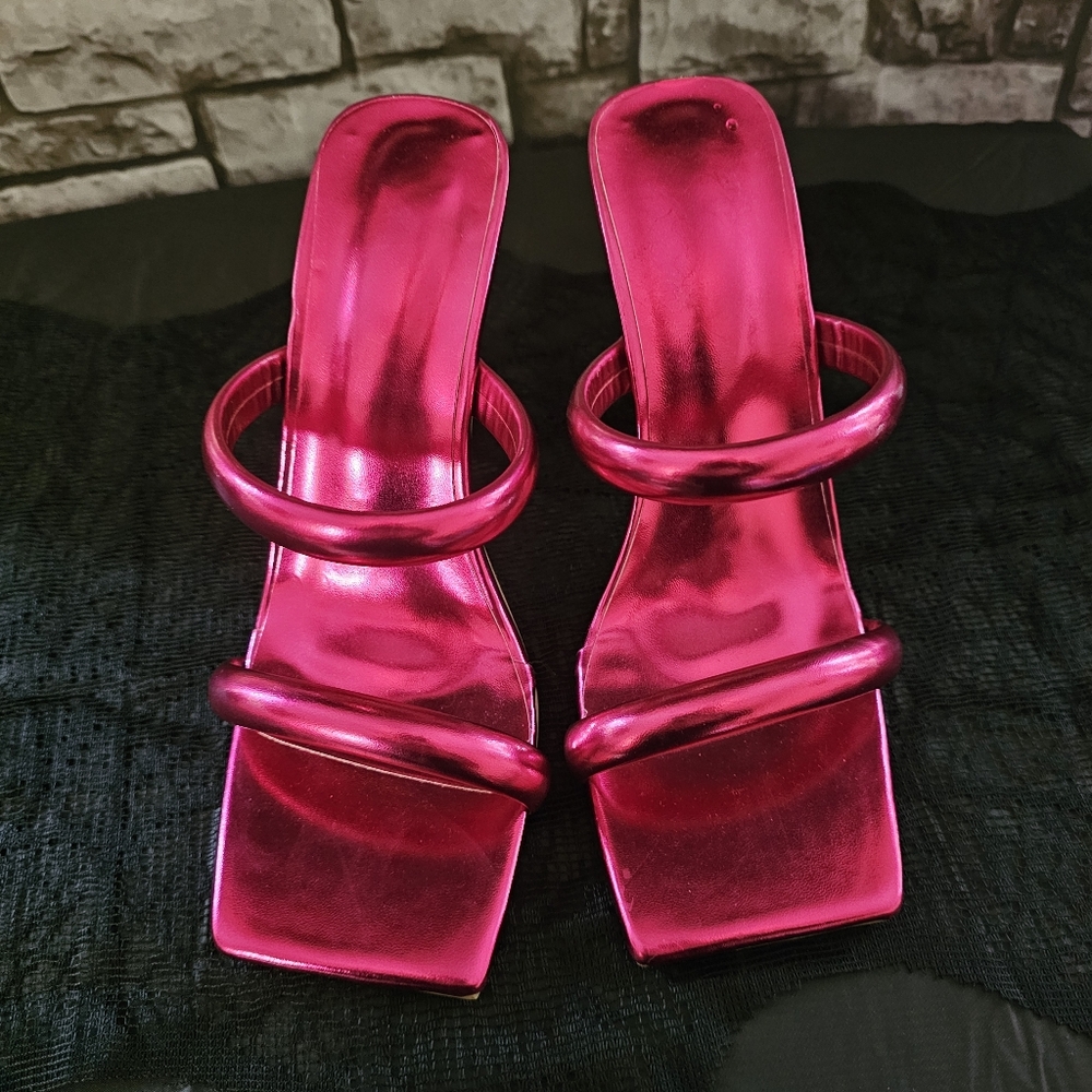 NEW. Metallic Fushia Heels With Gold Heel.